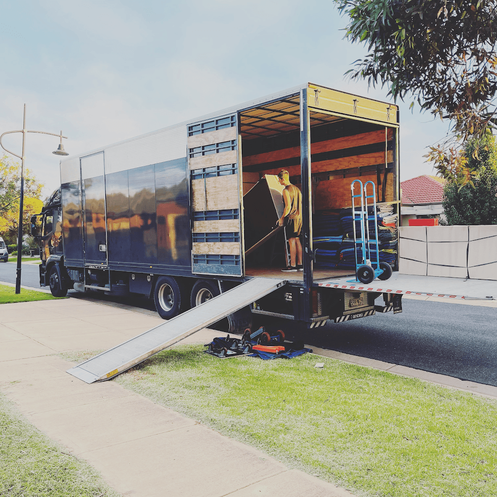 GOLD COAST MOVES / Interstate Backloading Furniture Removals